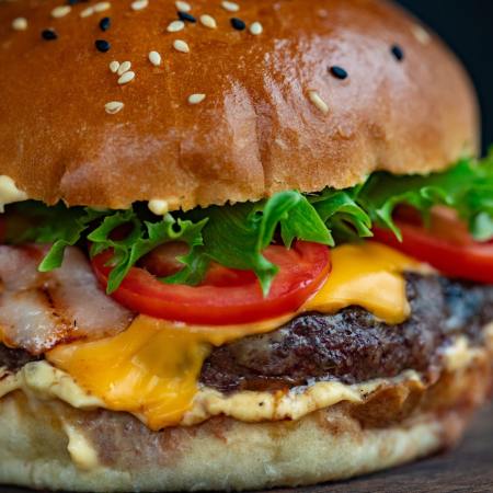 Photo showing a delicious-looking hamburger